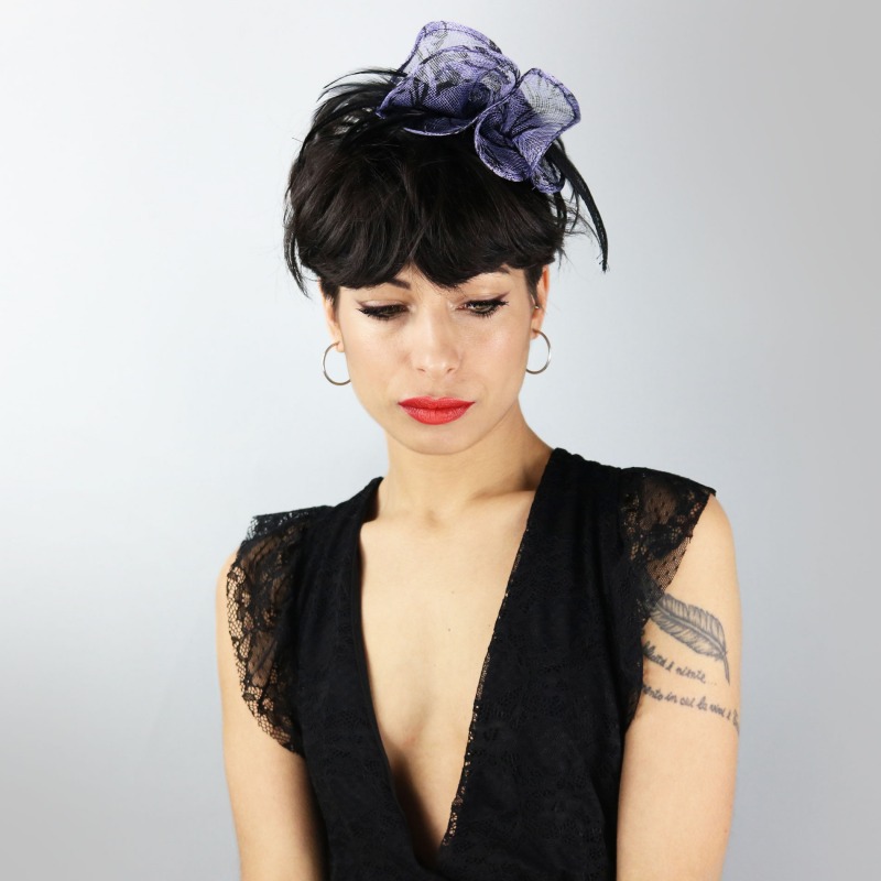 Fascinator da cerimonia con decorazione viola