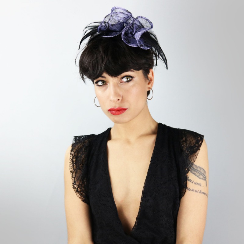 Fascinator da cerimonia con decorazione viola