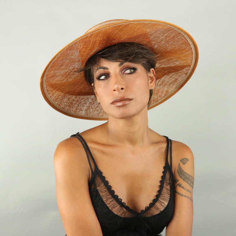 Besha, Cappello da donna realizzato in tessuto Sinamay.